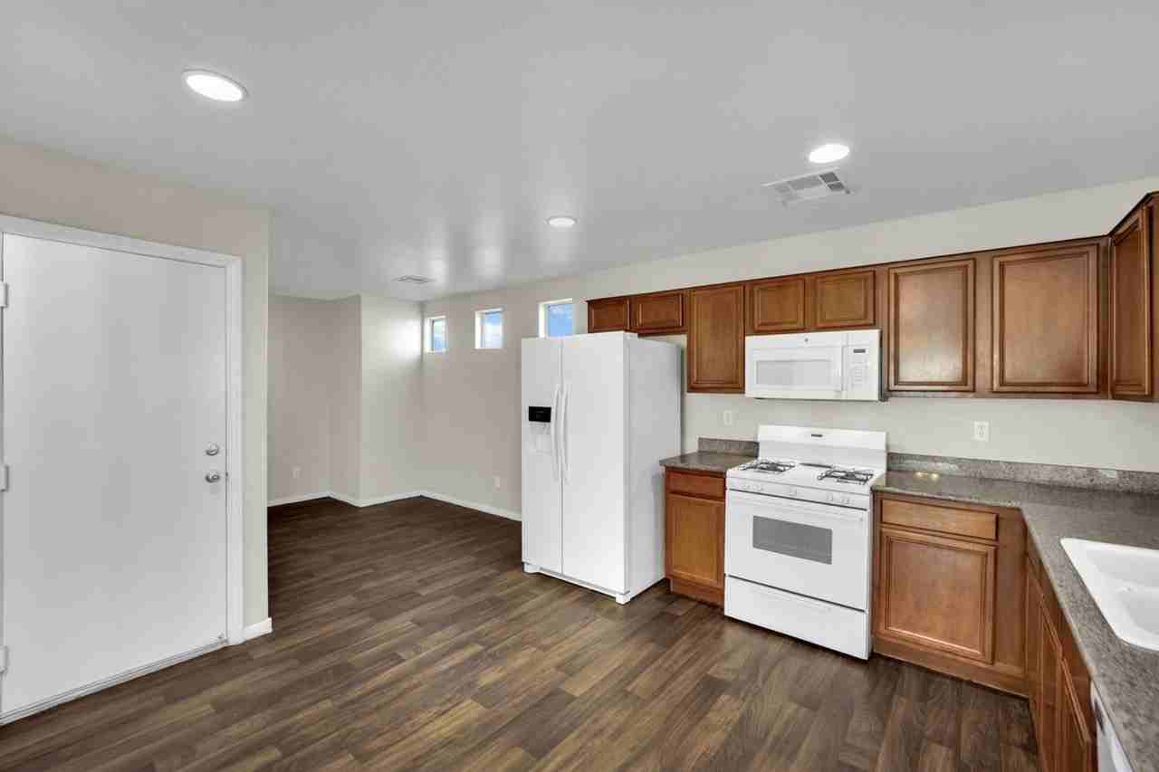 5243 Los Pinos St - Photo 3 of 19