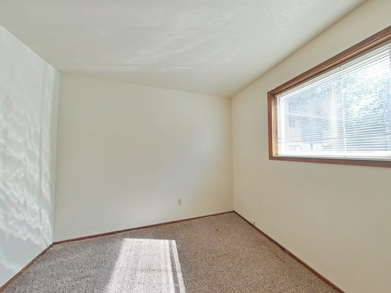 951 Nw Garfield Ave - Photo 5 of 9