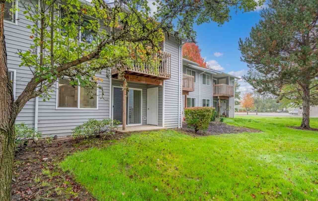 1630 Se Crystal Lake Dr #A - Photo 2 of 12