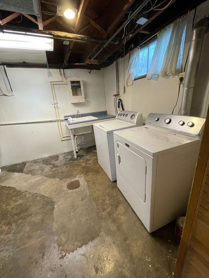 1260 Oxford Pl - Photo 4 of 15