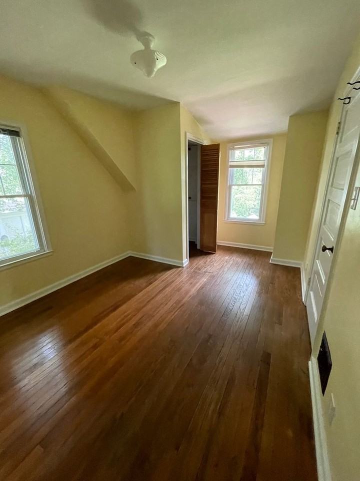1260 Oxford Pl - Photo 2 of 15