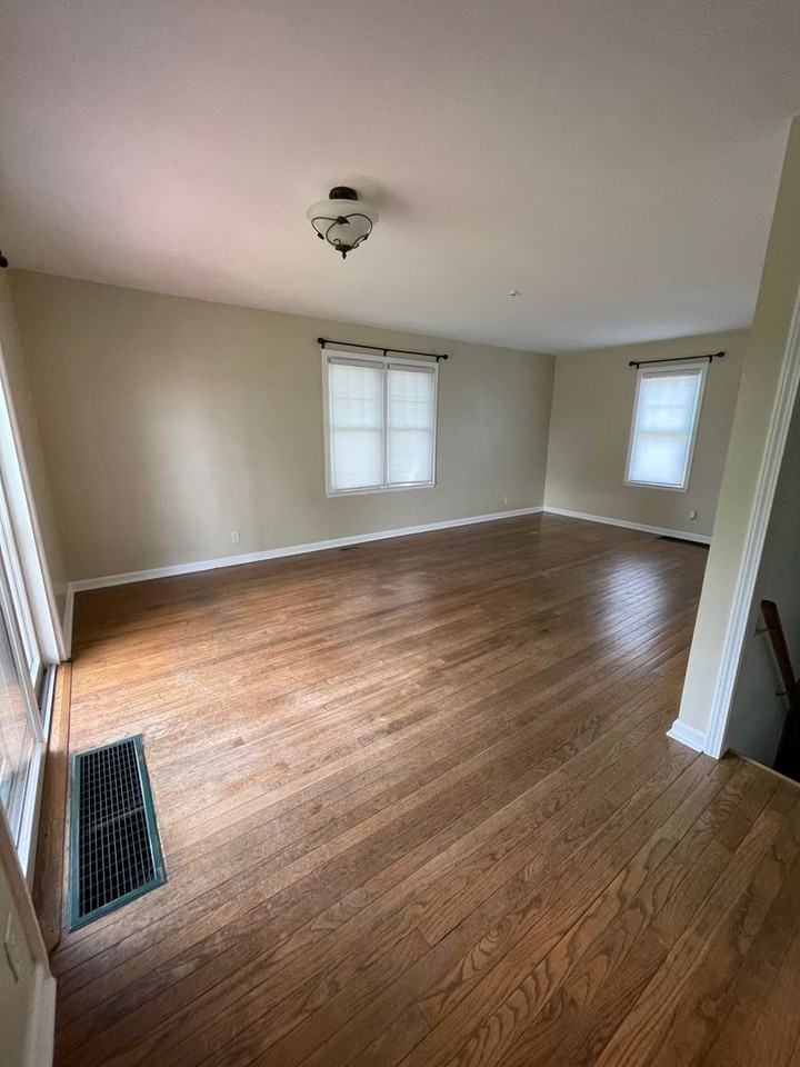 1260 Oxford Pl - Photo 3 of 15