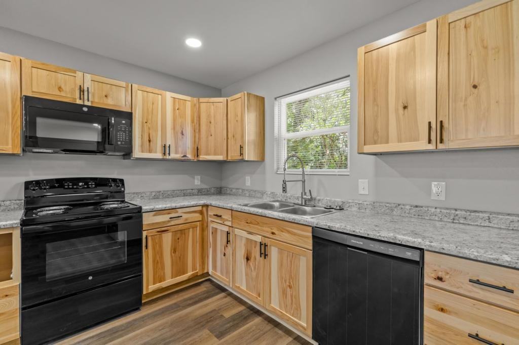 231 E Cofield St #B - Photo 6 of 12