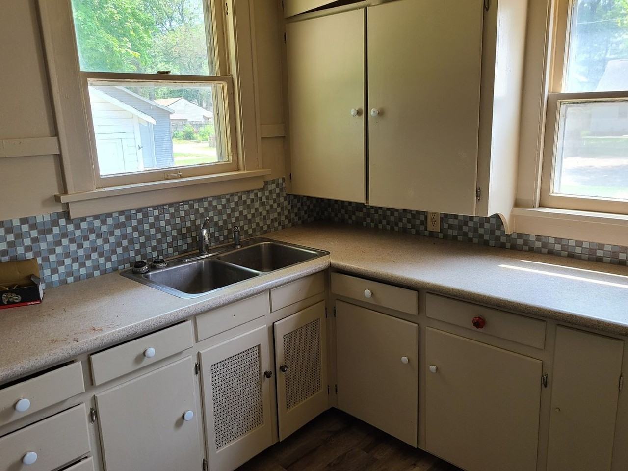 1122 Steely St - Photo 3 of 14