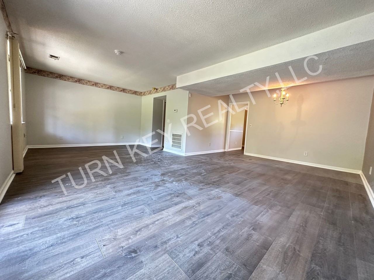 2404 Hampstead Dr - Photo 2 of 10