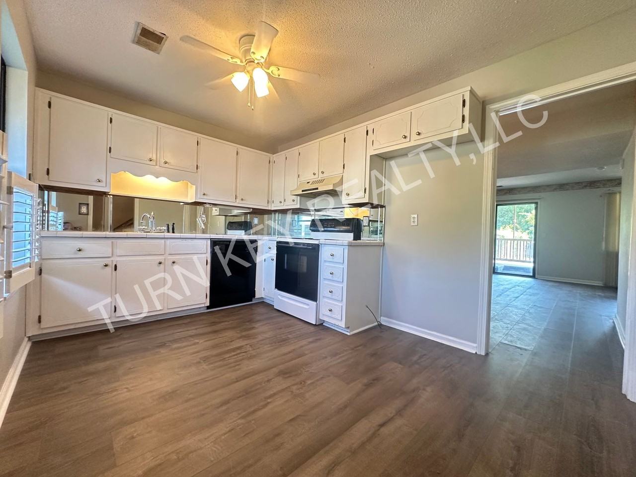 2404 Hampstead Dr - Photo 3 of 10