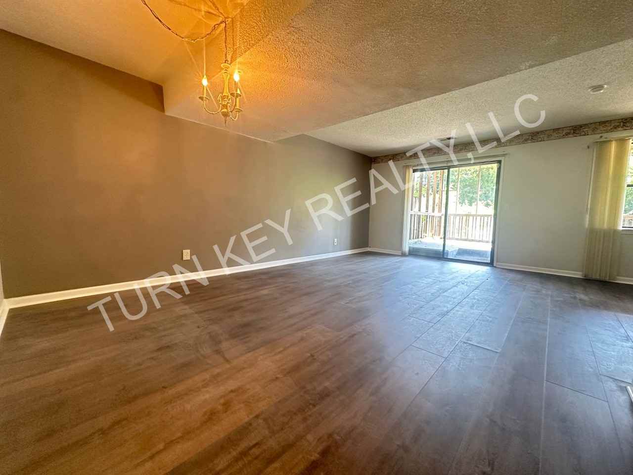 2404 Hampstead Dr - Photo 4 of 10