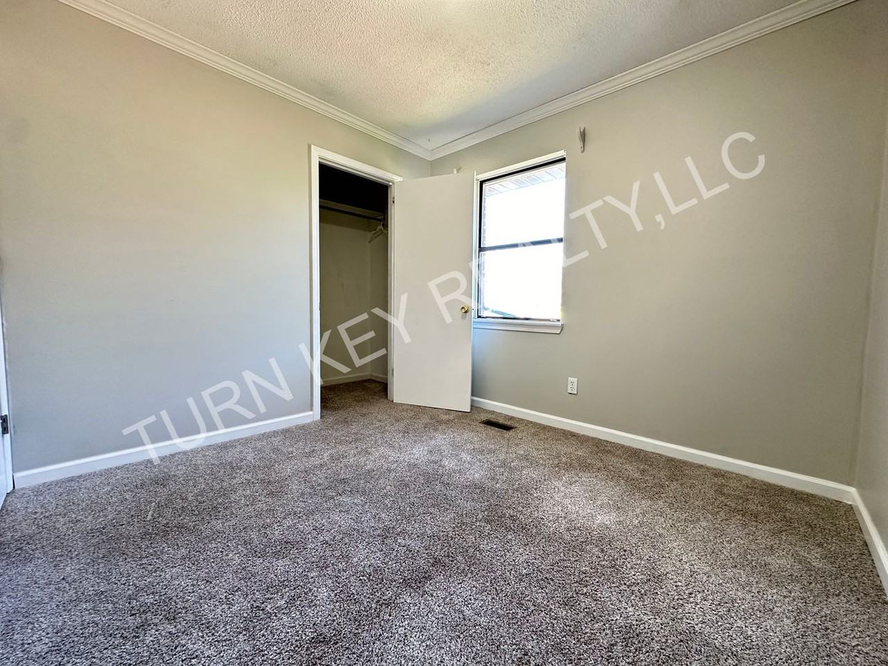 2404 Hampstead Dr - Photo 7 of 10