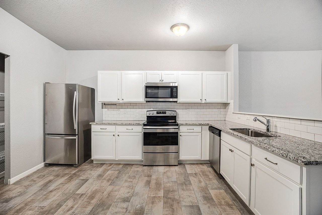 15913 Cedar St - Photo 2 of 22