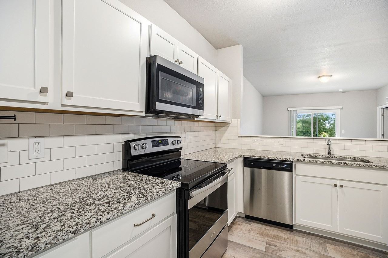 15913 Cedar St - Photo 3 of 22