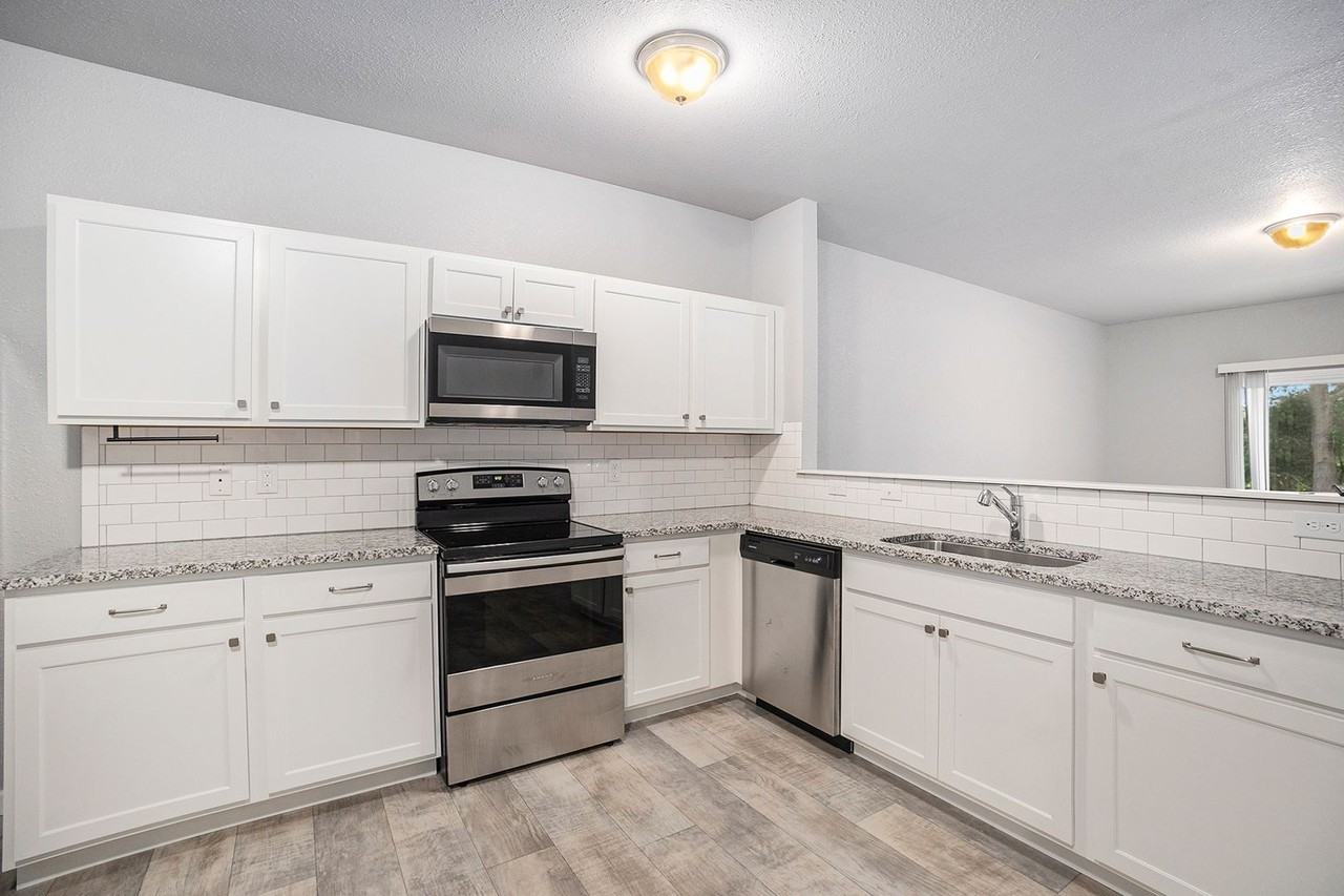 15913 Cedar St - Photo 4 of 22