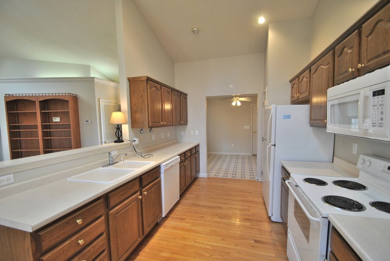 141 Anglewood Dr - Photo 3 of 9