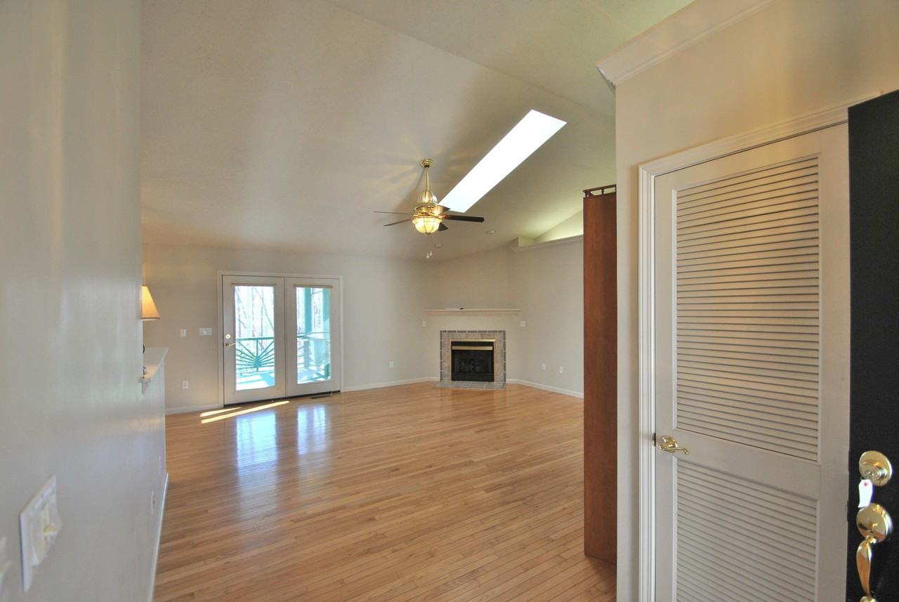 141 Anglewood Dr - Photo 4 of 9