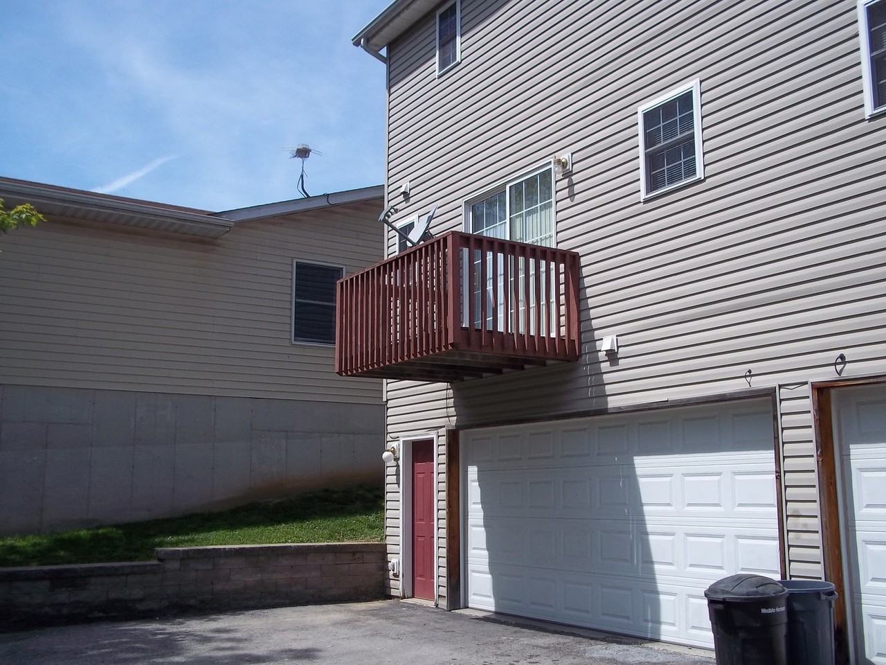 696 James St - Photo 2 of 18