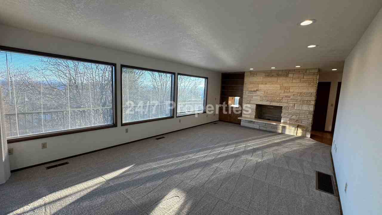 5755 Skyline Dr - Photo 5 of 36