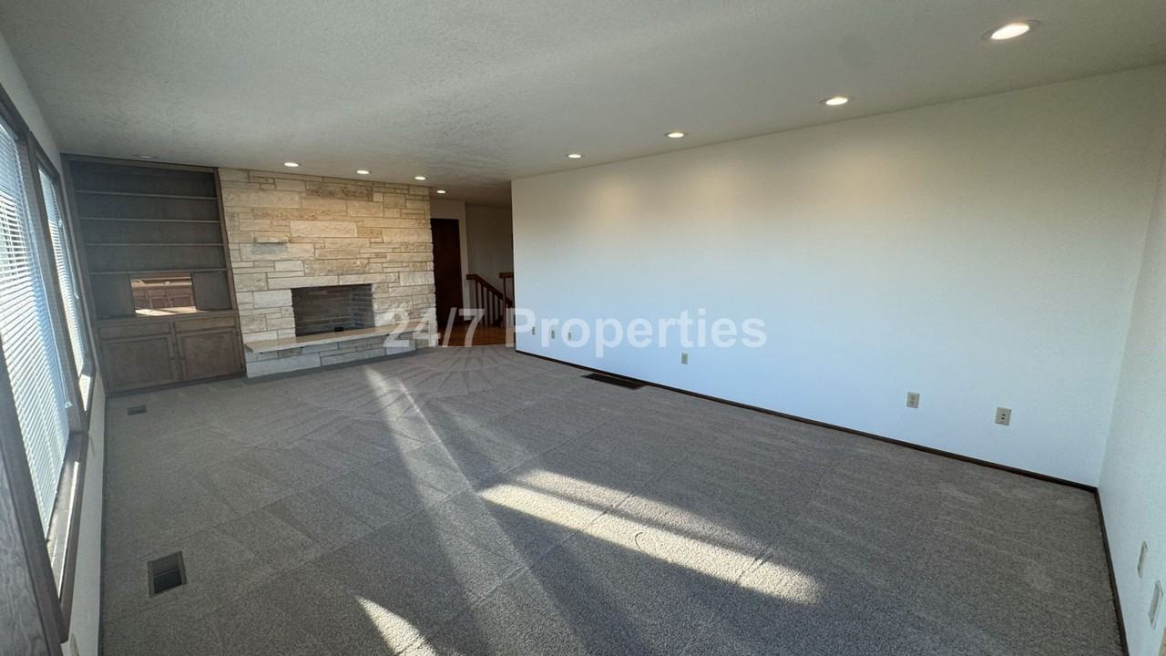 5755 Skyline Dr - Photo 6 of 36