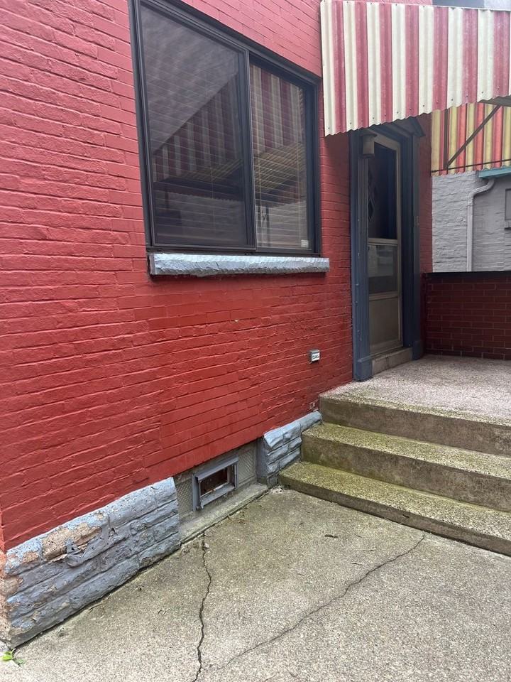 2206 Sarah St - Photo 2 of 28