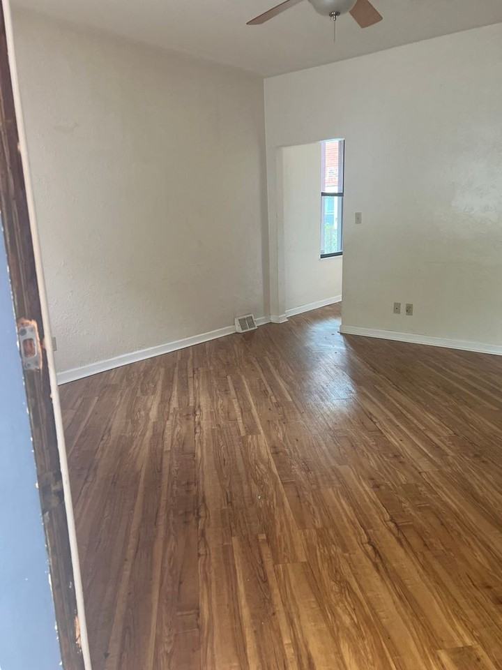 2206 Sarah St - Photo 3 of 28