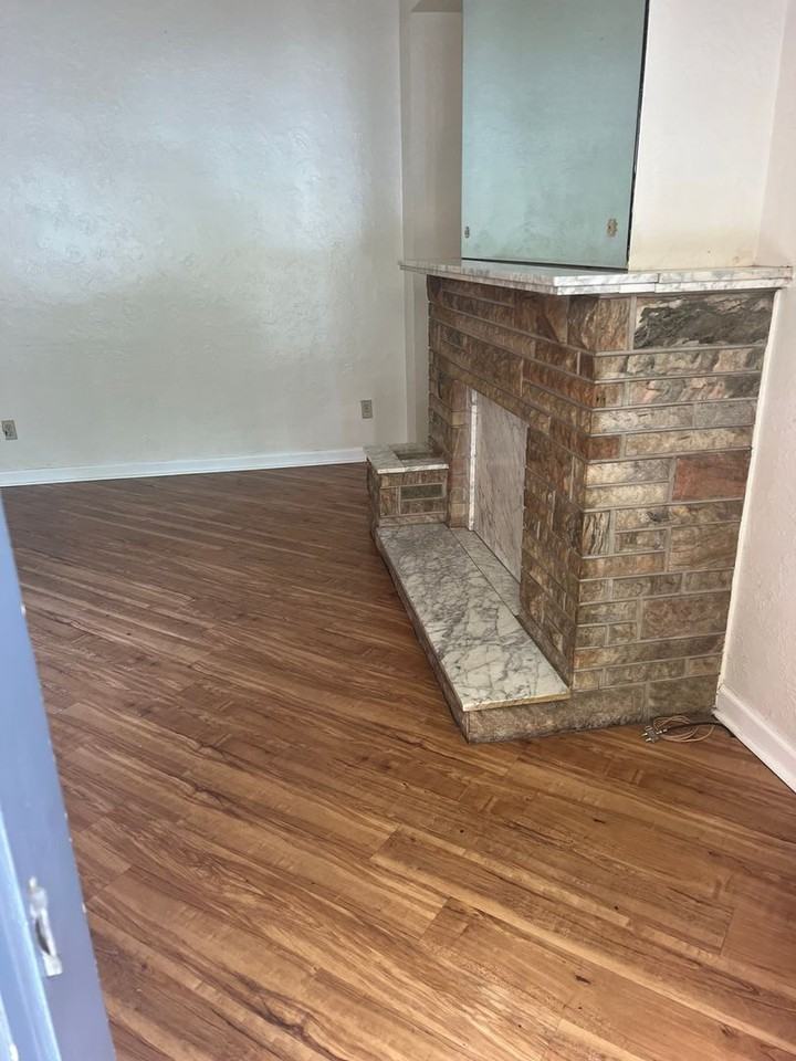 2206 Sarah St - Photo 4 of 28