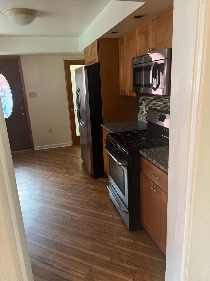 2206 Sarah St - Photo 7 of 28