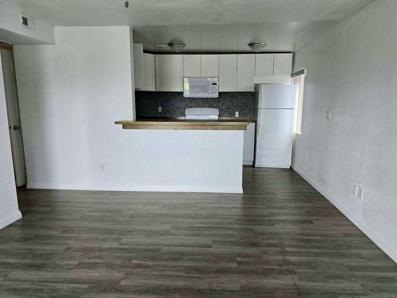 800 N Fiske Blvd - Photo 3 of 13