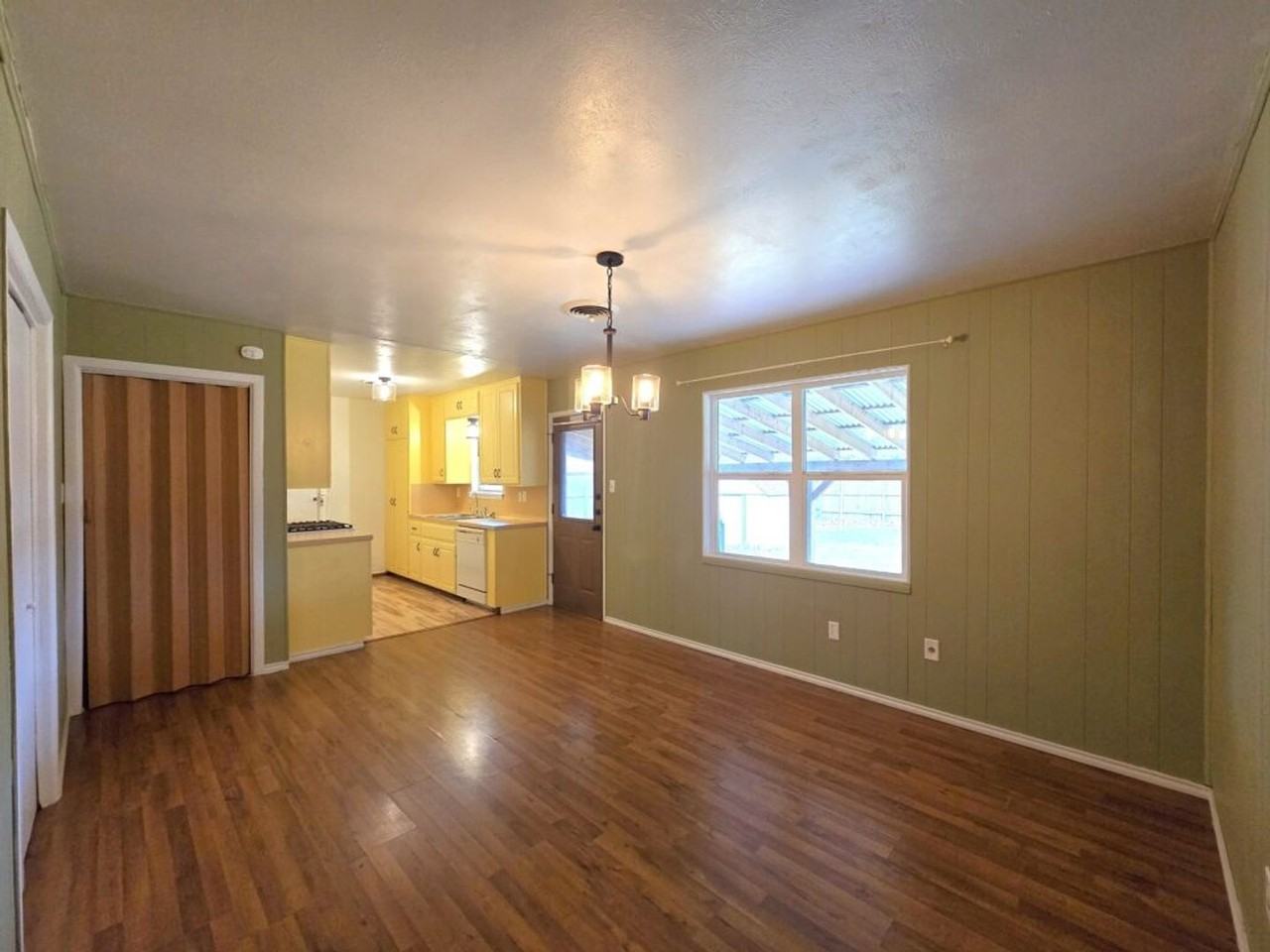 616 W Avenue E - Photo 5 of 18