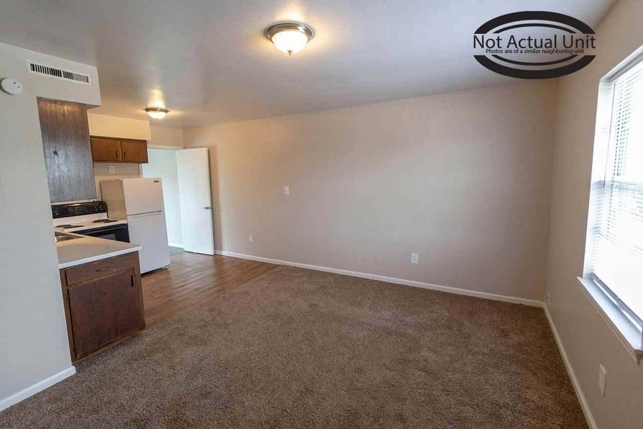 700 W Cunningham Dr #D - Photo 2 of 13