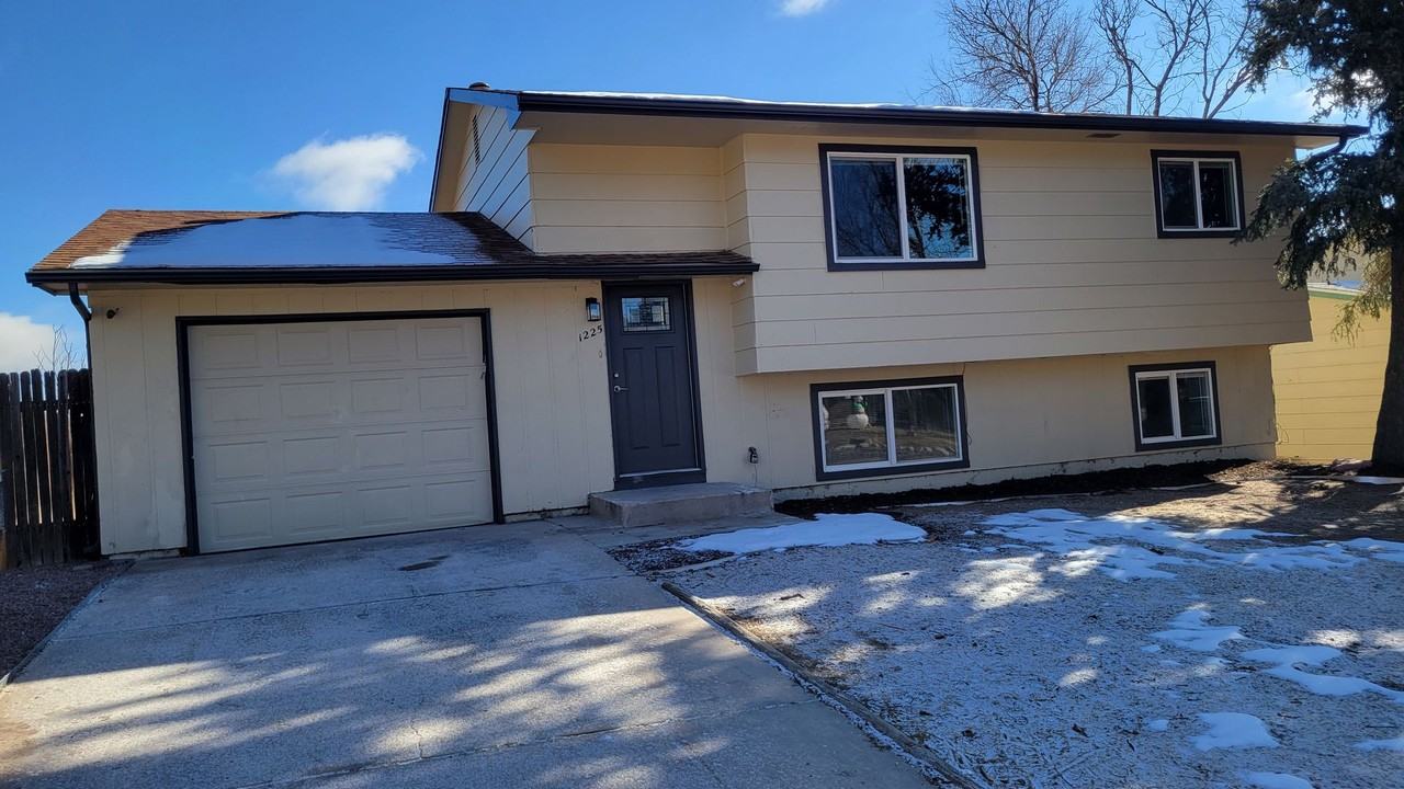 1225 Chiricahua Dr - Photo 2 of 32