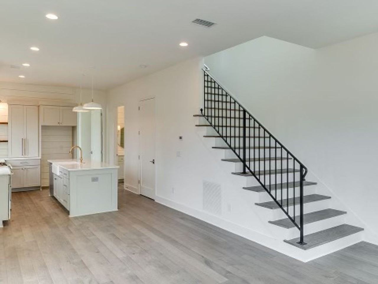 220 Heatherden Ave - Photo 4 of 14