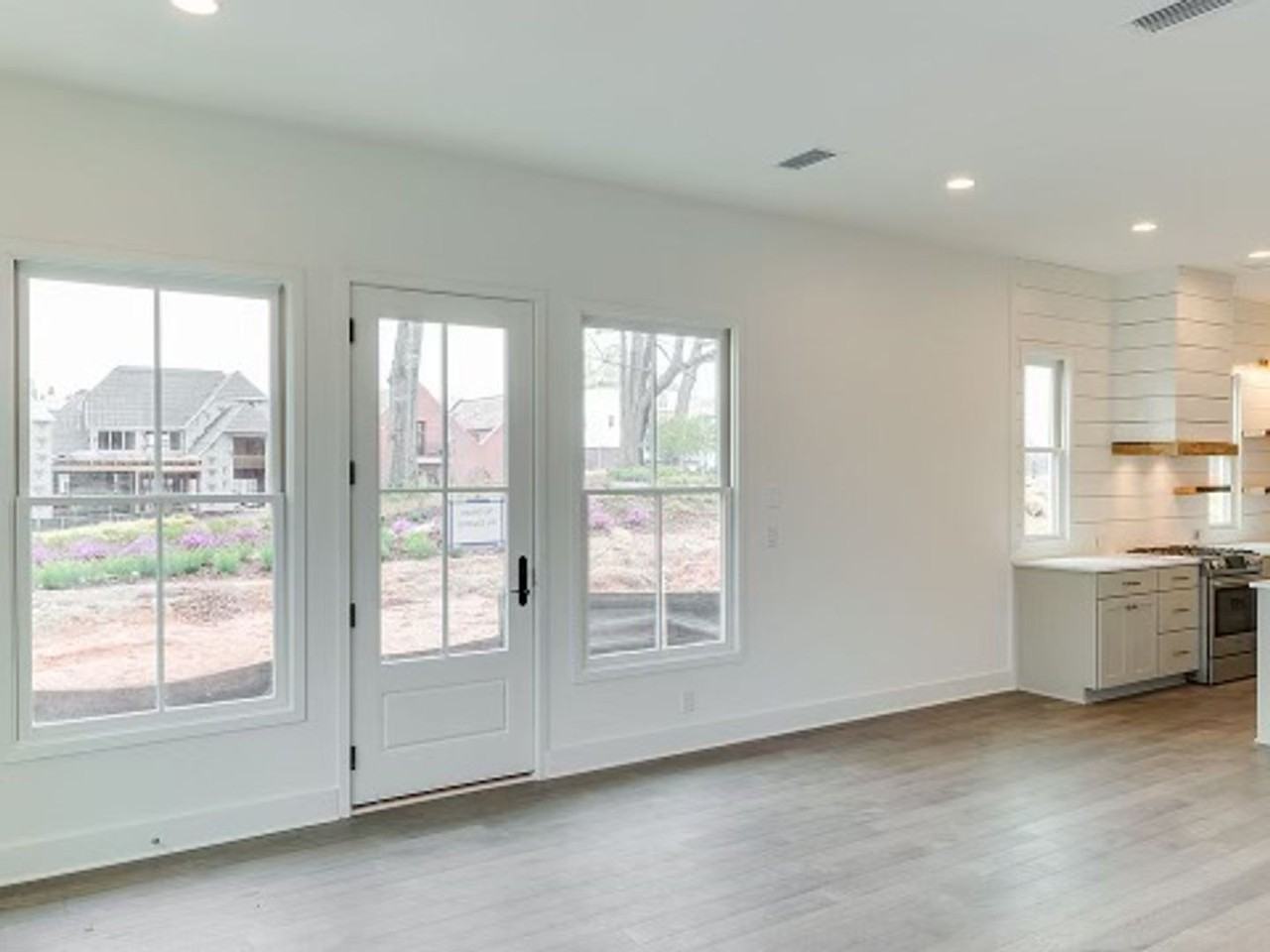 220 Heatherden Ave - Photo 6 of 14