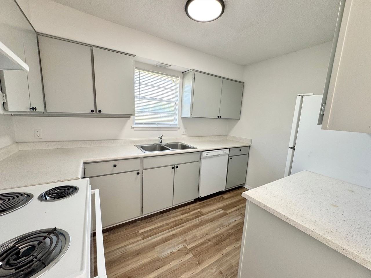 Villa Chateau Apartments - Photo 6 of 29