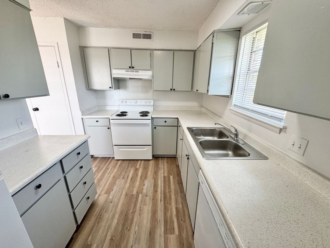 Villa Chateau Apartments - Photo 7 of 29