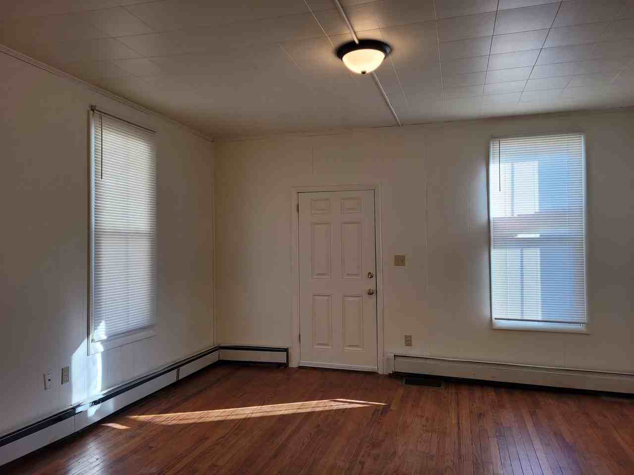 123 E Burd St - Photo 5 of 10