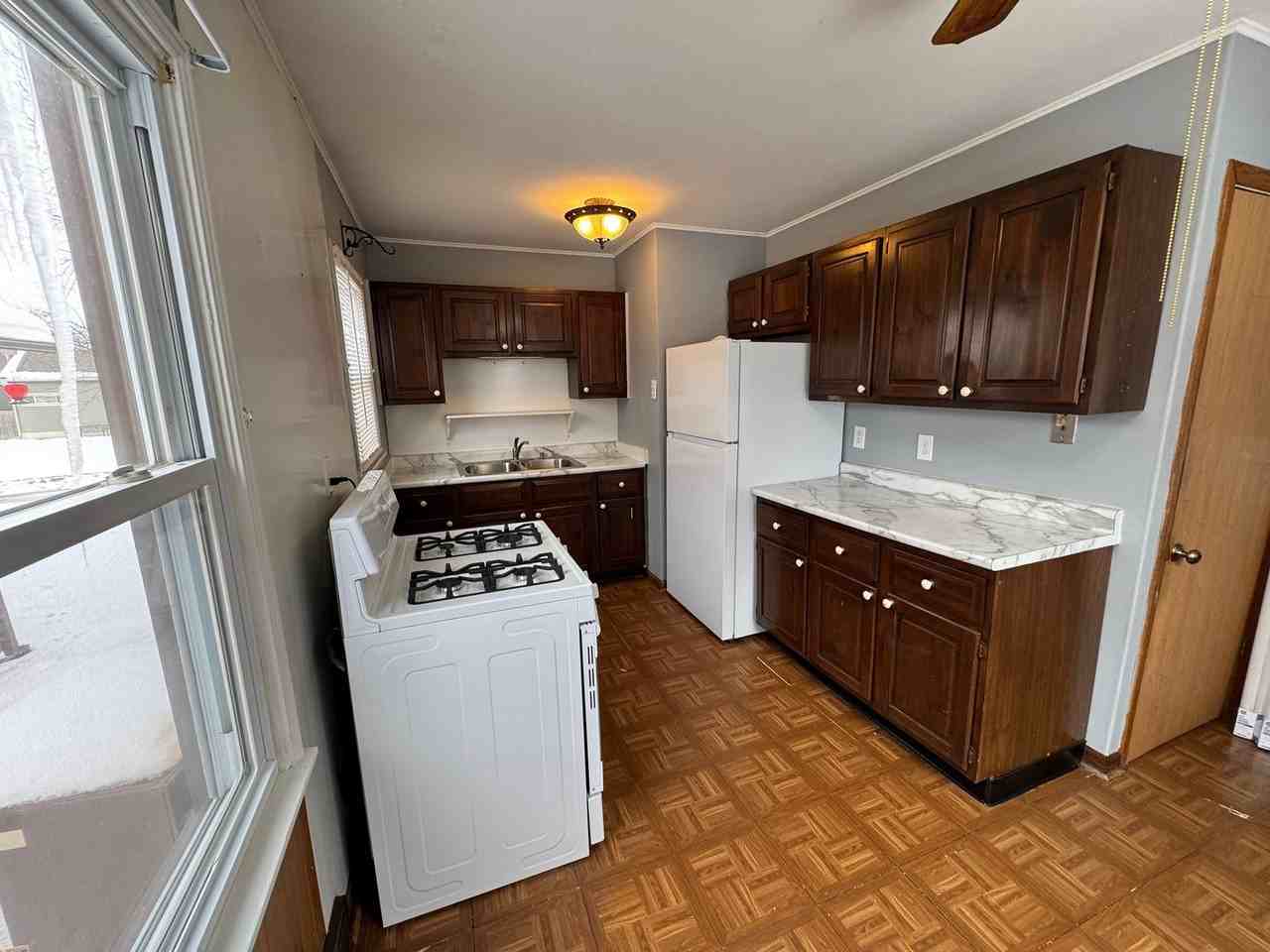 1128 28th St - Photo 4 of 15