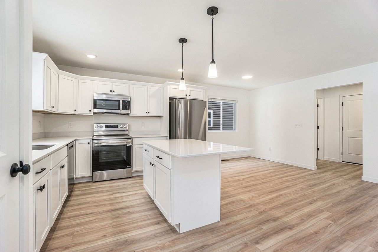 688 Bush Blvd - Photo 3 of 24