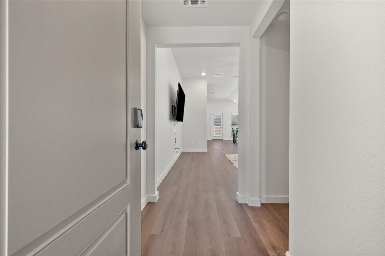 2507 Kenwood Ave - Photo 5 of 29