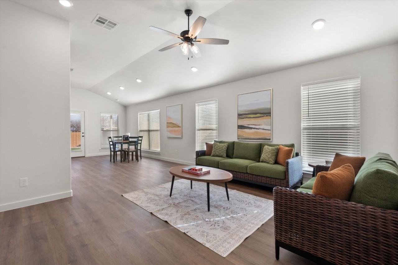 2507 Kenwood Ave - Photo 7 of 29