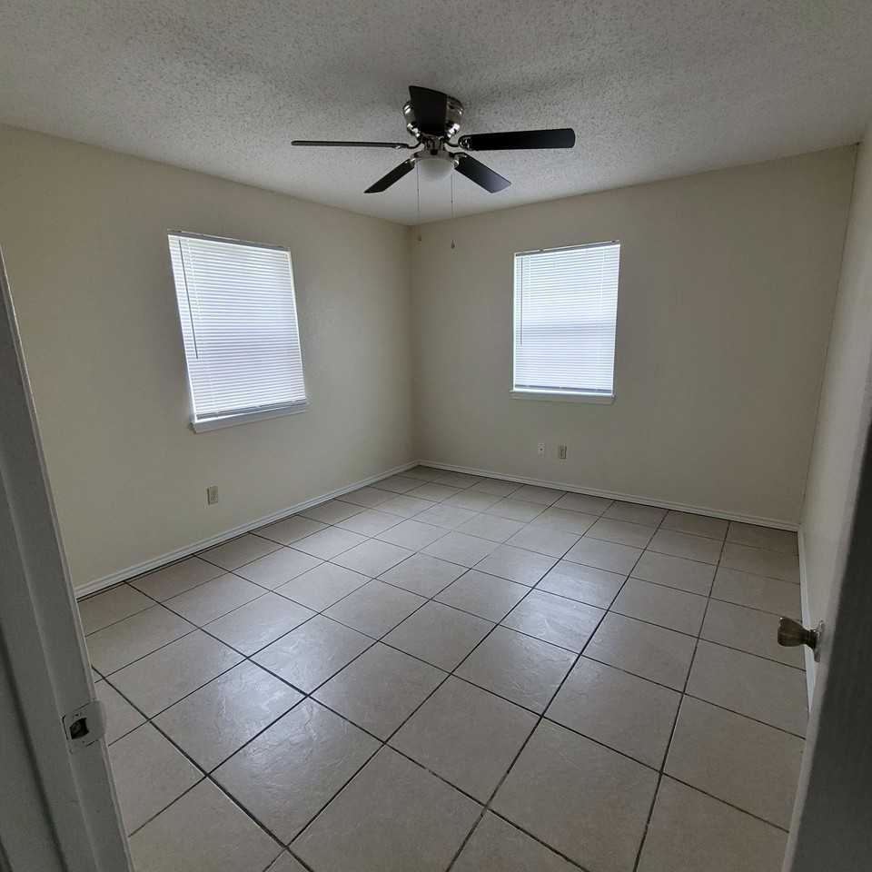 West Oak Apartments - Photo 6 of 7