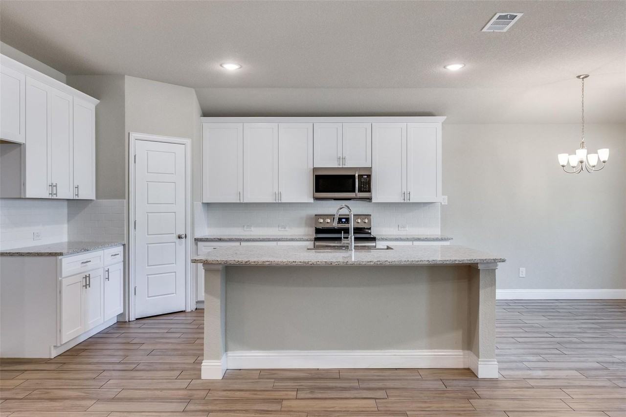 3305 Avenue J - Photo 7 of 34