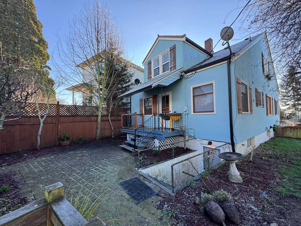 2732 Eldridge Ave - Photo 4 of 15