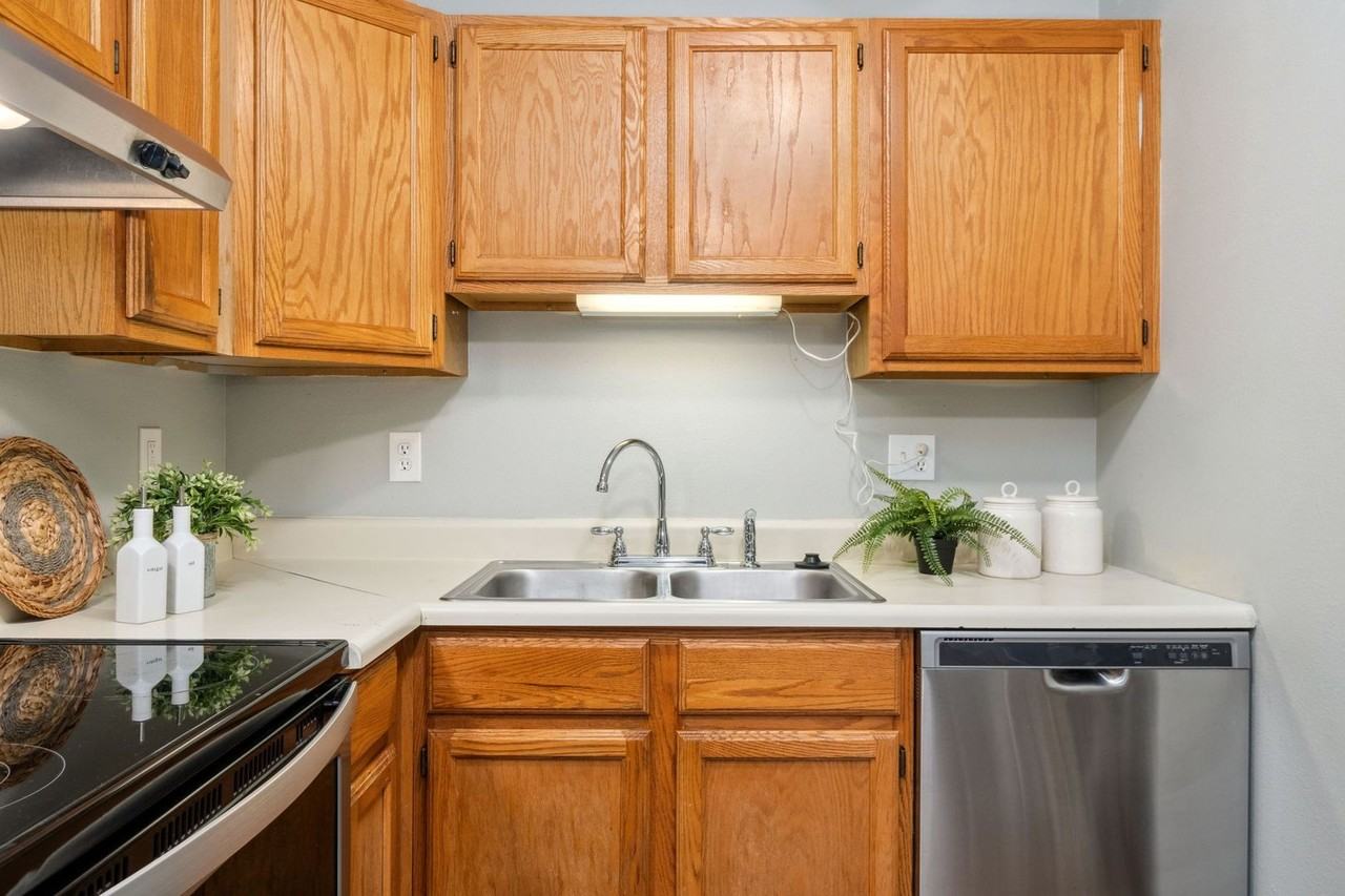 810 W Laurel St - Photo 7 of 15