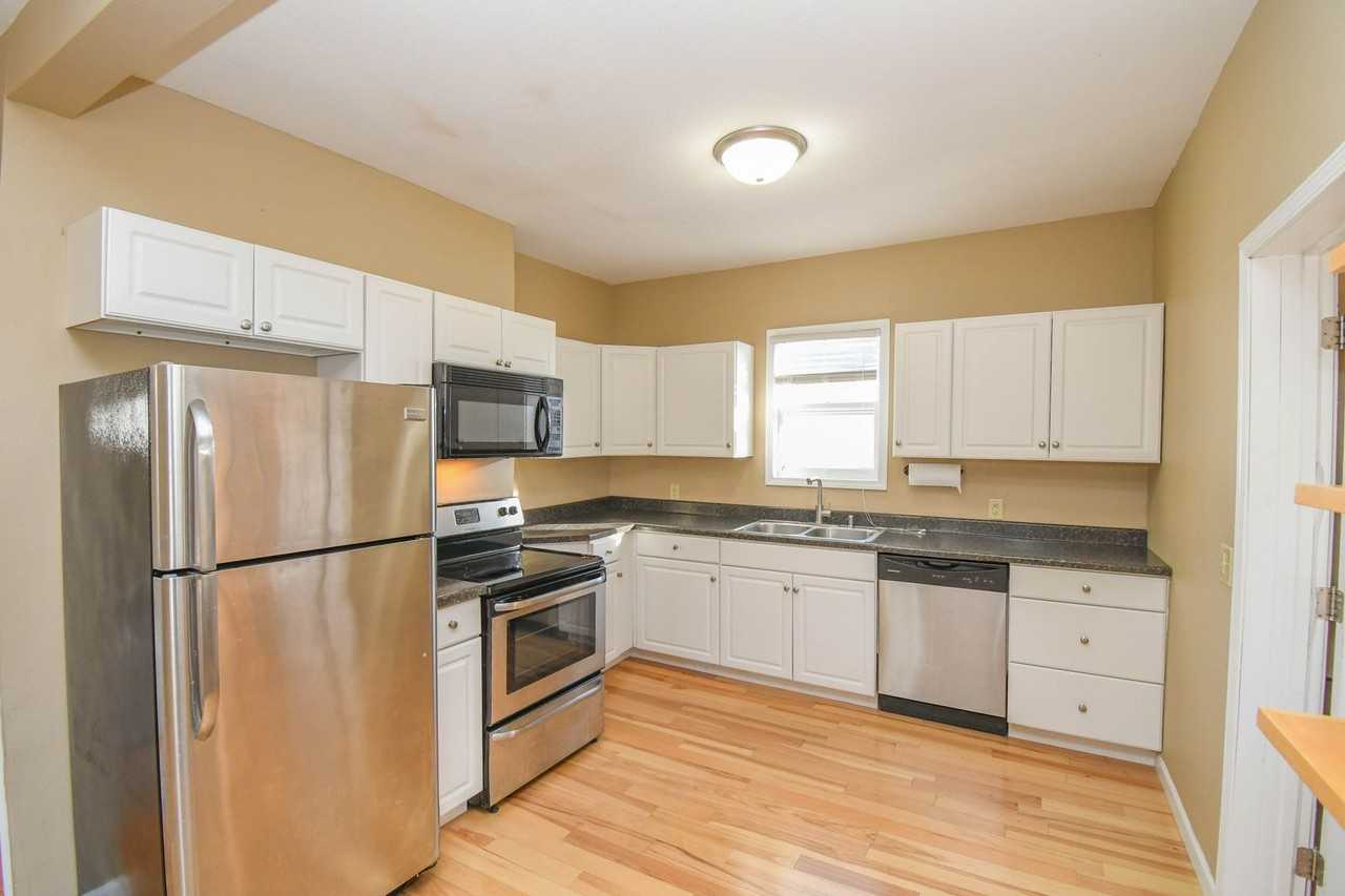 817 W 12th St - Photo 3 of 43