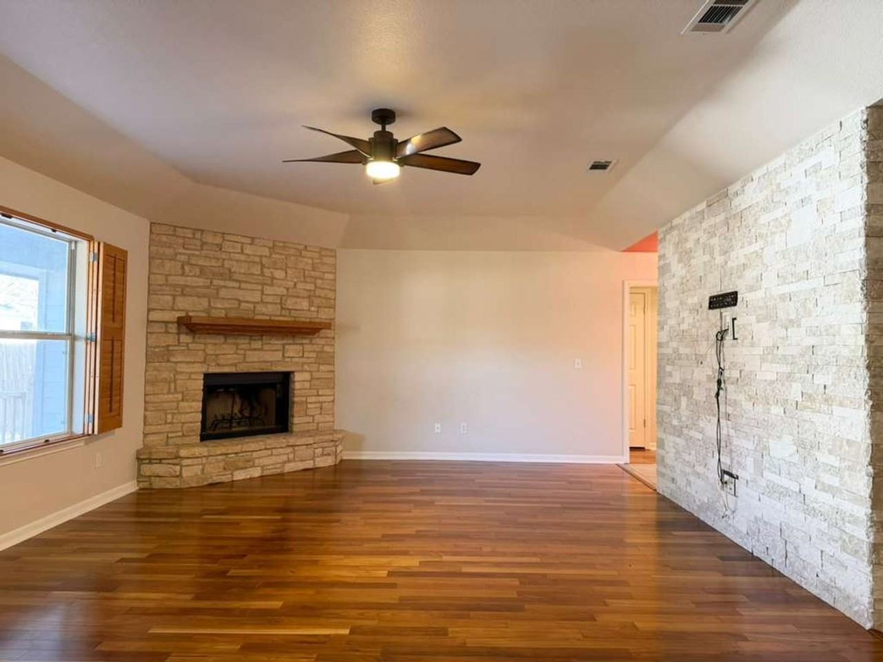 1213 Camellia Ln - Photo 5 of 27