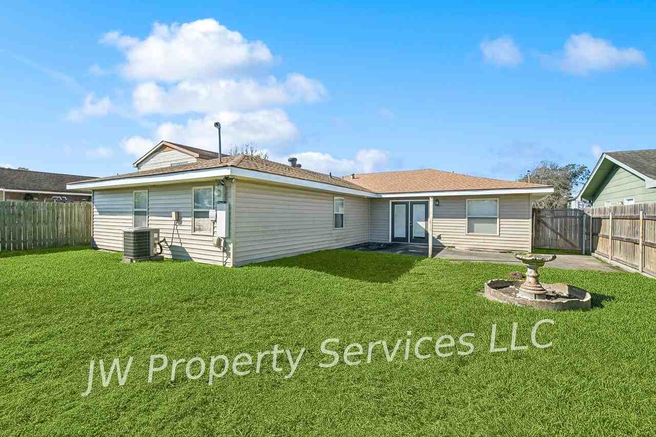 677 Oakwood Dr - Photo 2 of 12