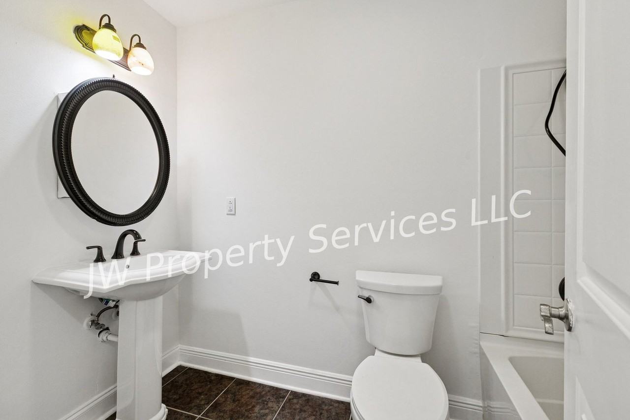 677 Oakwood Dr - Photo 4 of 12