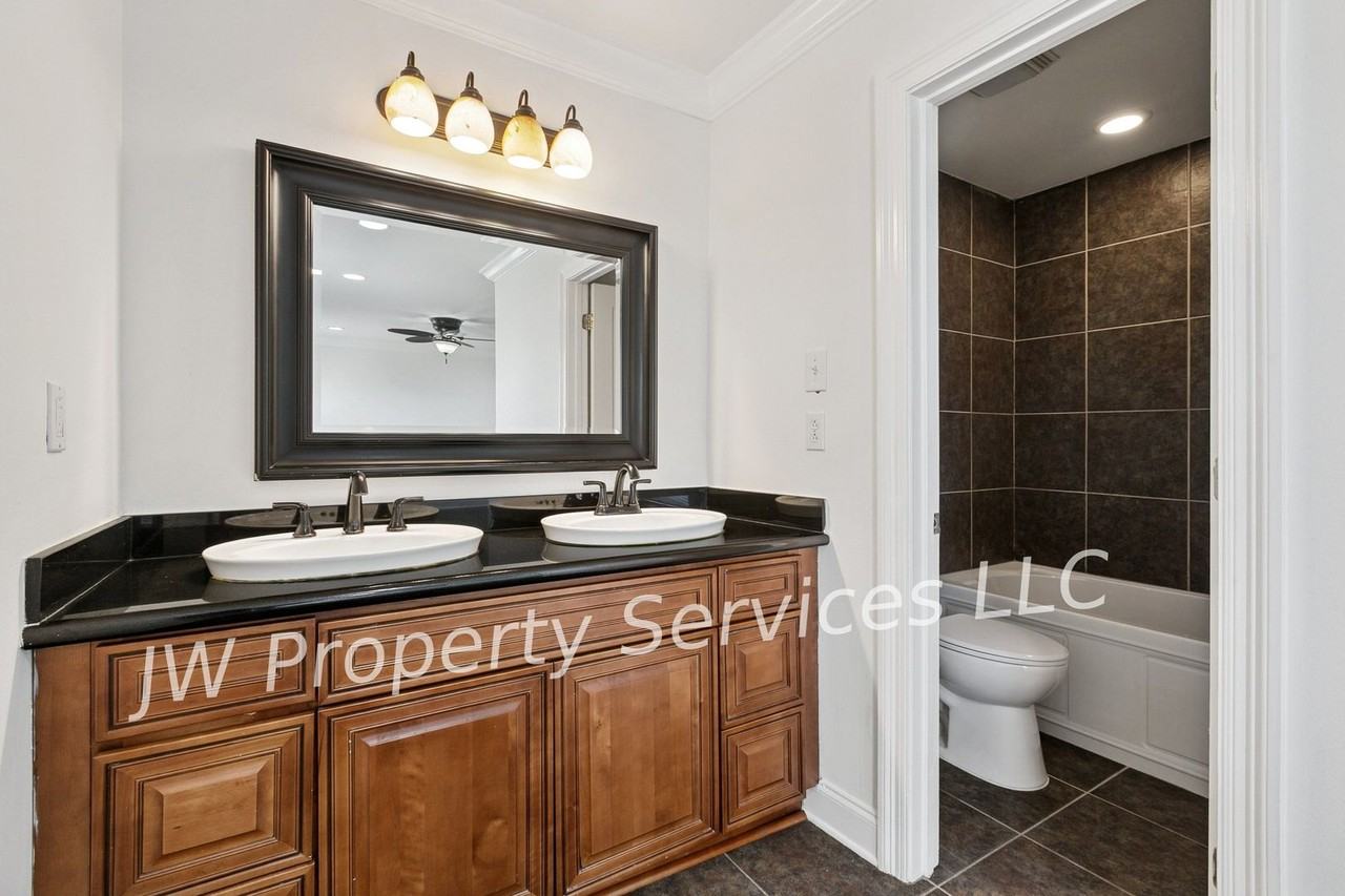 677 Oakwood Dr - Photo 7 of 12