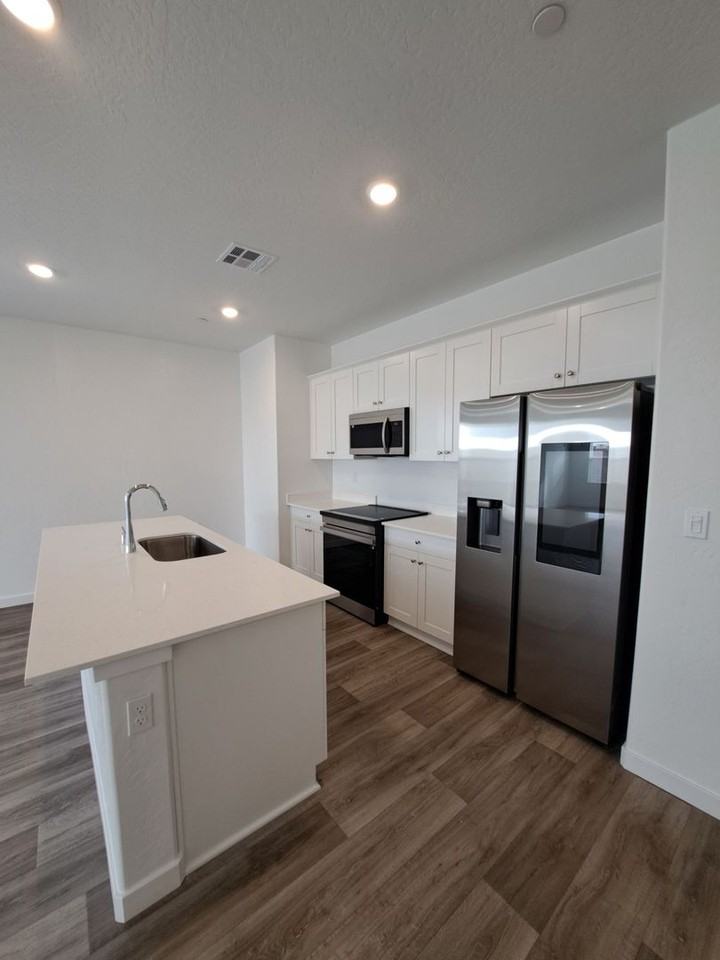 7395 W Donner Ave - Photo 2 of 12