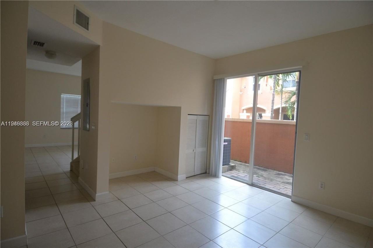 4903 N Harbor Isles Dr - Photo 2 of 10