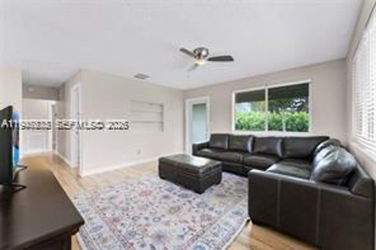 1532 Ne 39th St - Photo 4 of 21