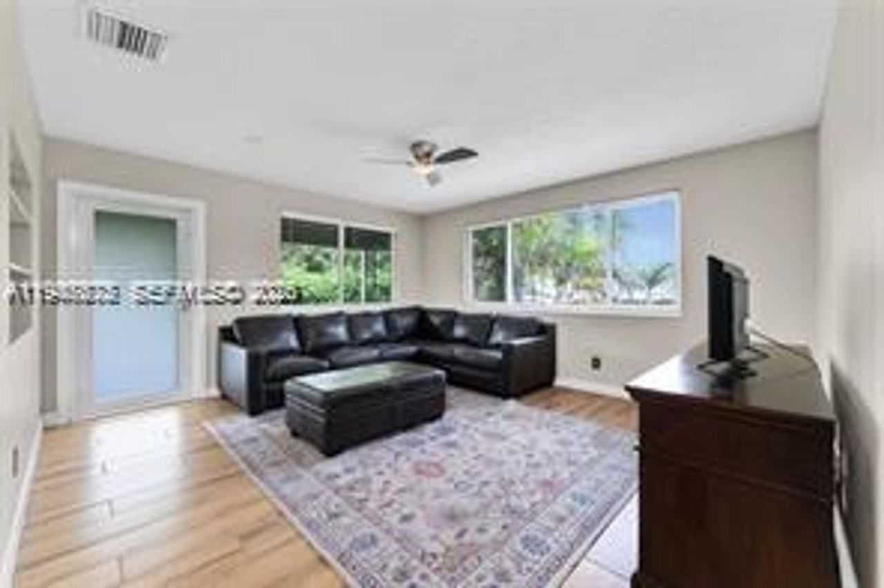 1532 Ne 39th St - Photo 5 of 21